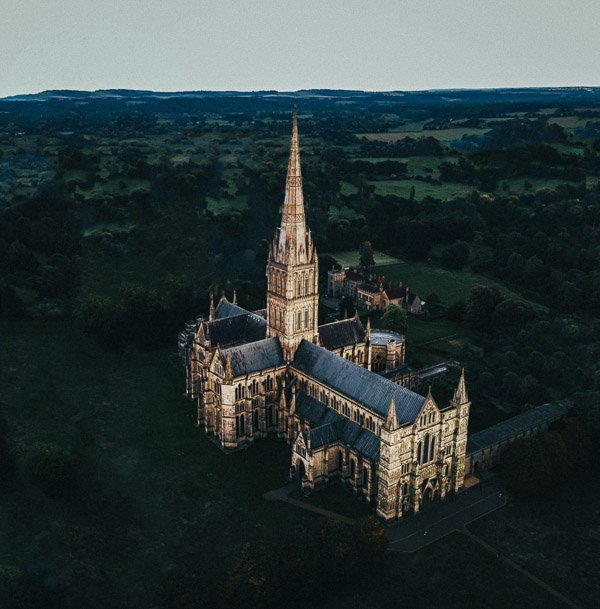 eglise pour être démousser avec un drone