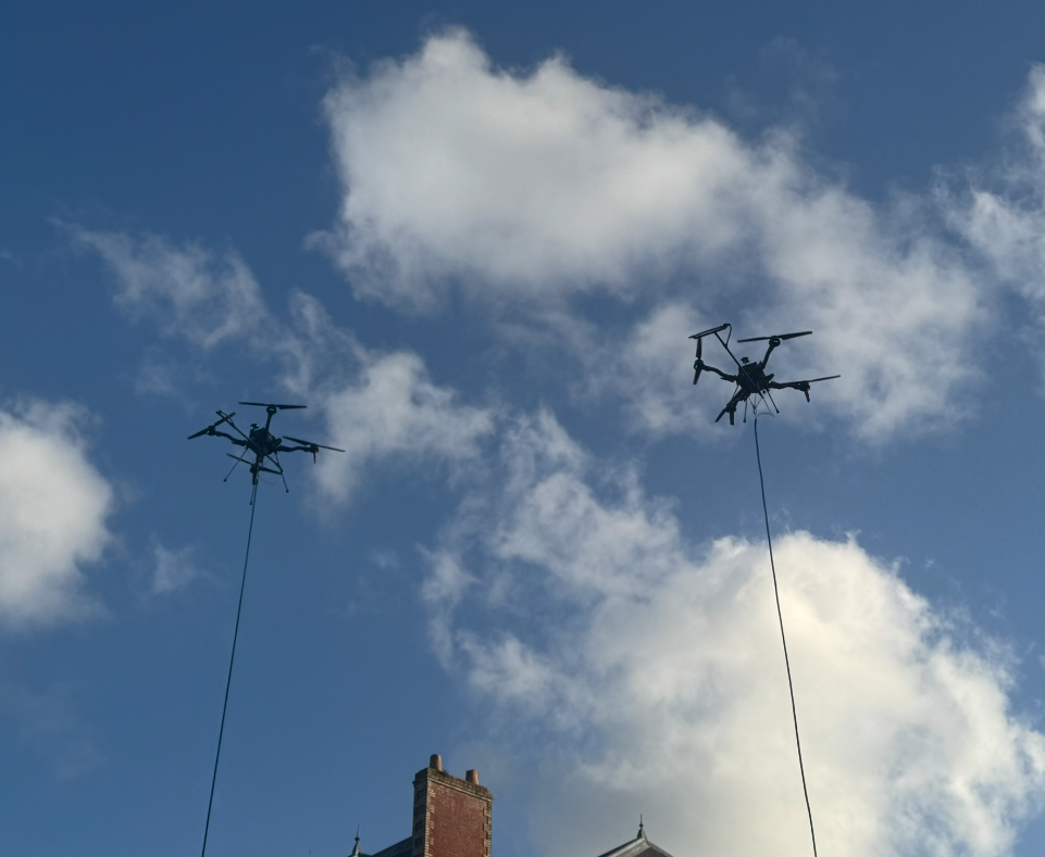 Drone de pulvérisation professionnel en intervention sur toiture